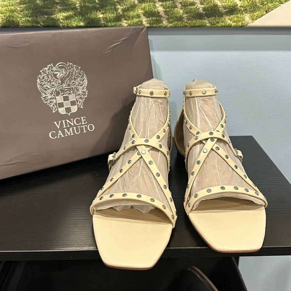 BRAND NEW VINCE COMUTO SANDALS